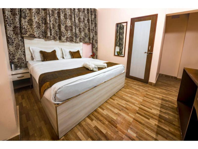 Hotel Bleue Mont Варанаси Екстериор снимка