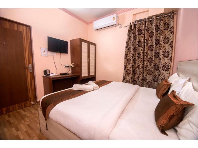 Hotel Bleue Mont Варанаси Екстериор снимка