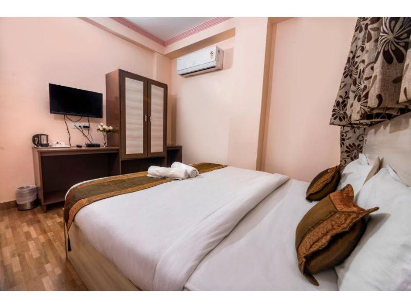 Hotel Bleue Mont Варанаси Екстериор снимка