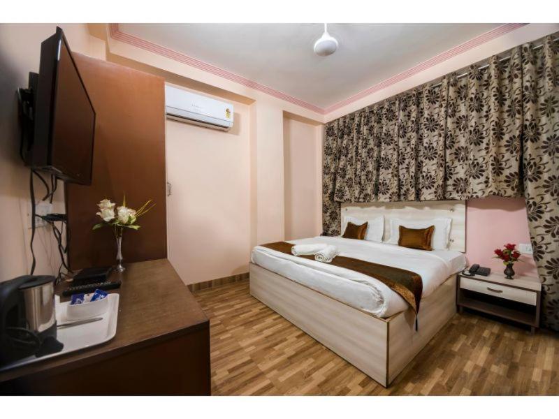 Hotel Bleue Mont Варанаси Екстериор снимка