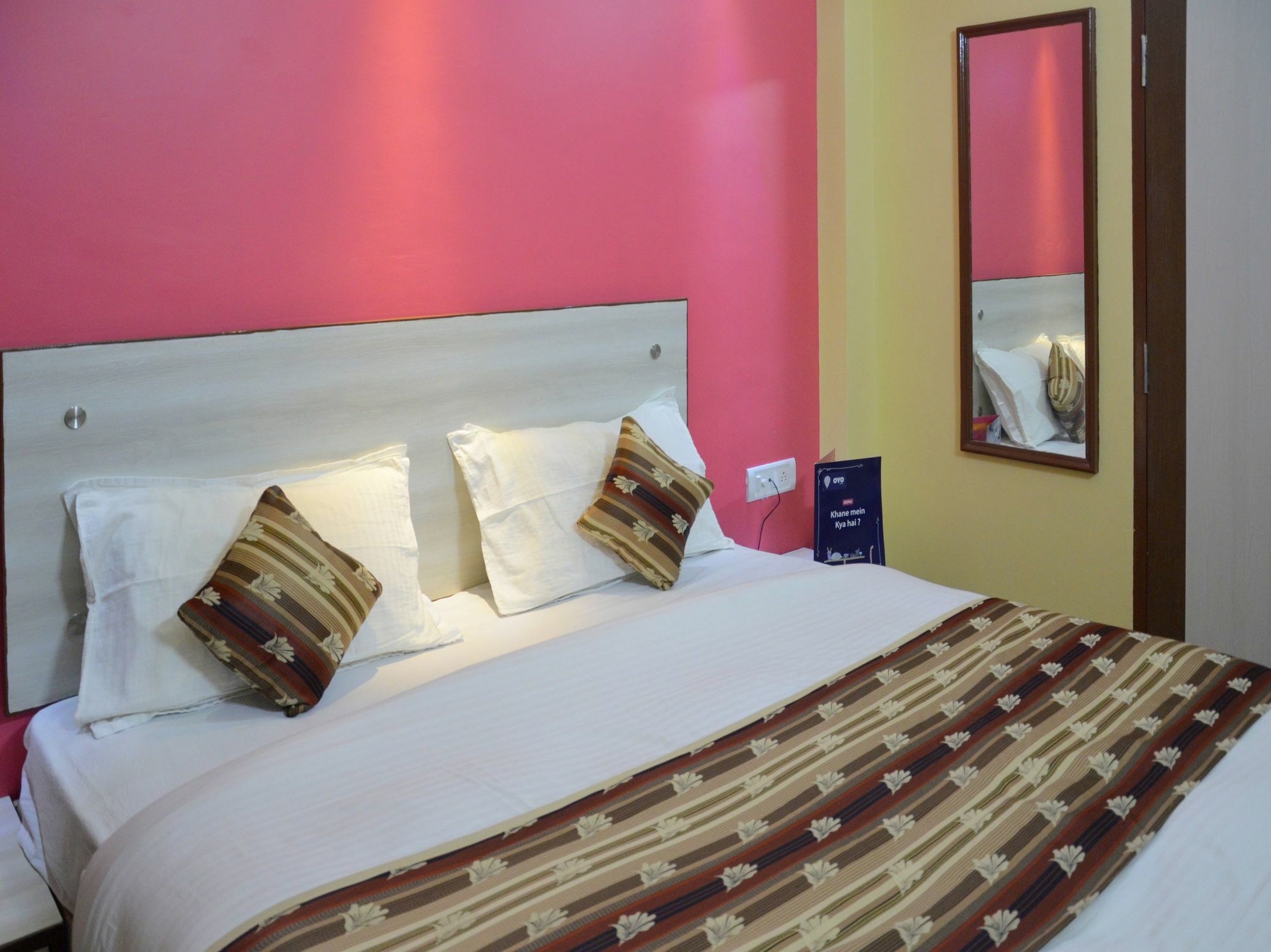 Hotel Bleue Mont Варанаси Екстериор снимка
